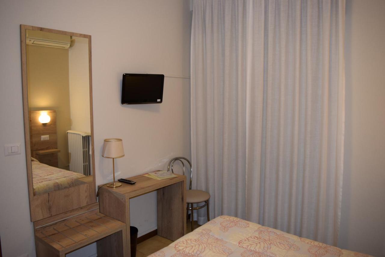 Hotel Pilotto Песк'єра-дель-Гарда Екстер'єр фото
